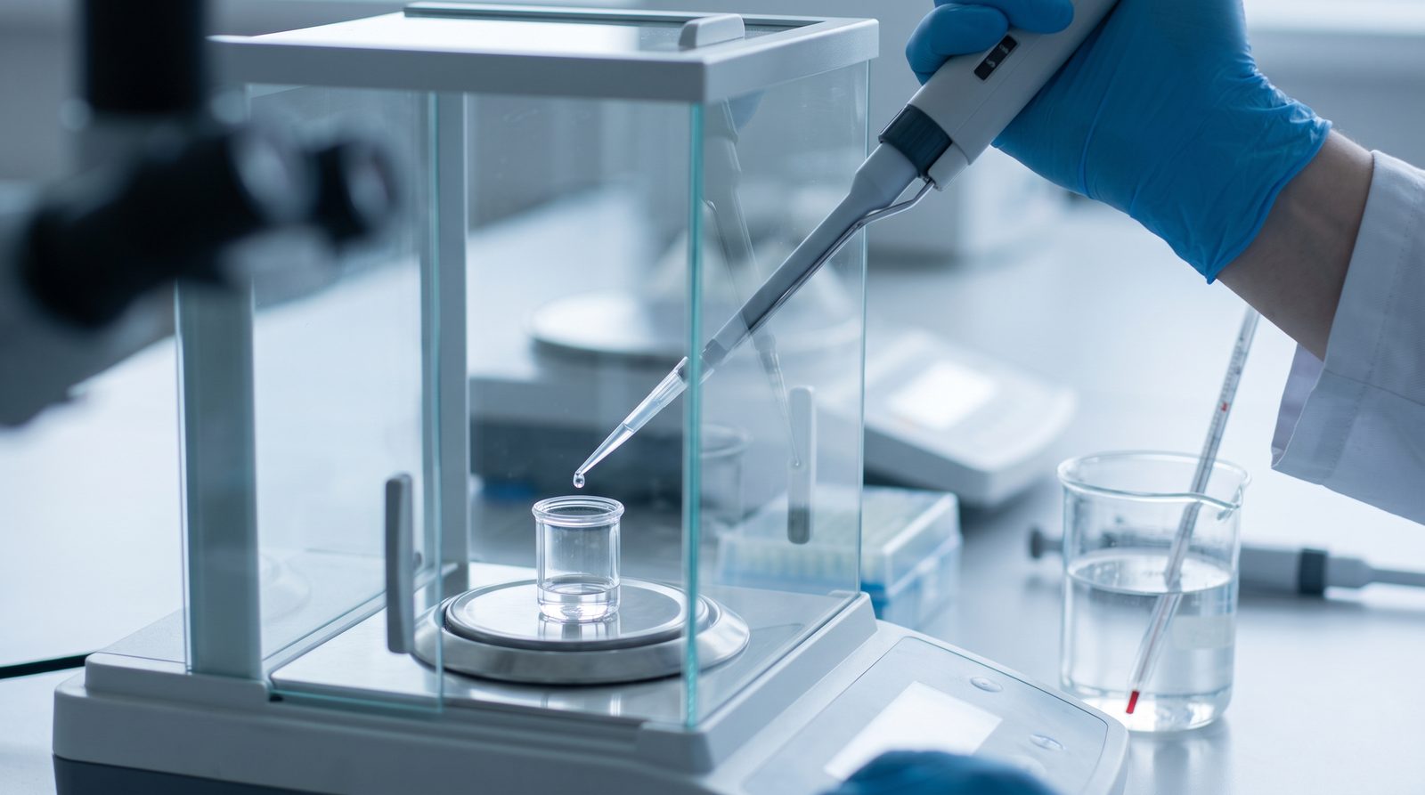 Taratura gravimetrica di una pipetta: erogazione in un recipiente sulla bilancia analitica